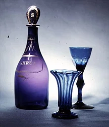 Bol à crème en verre bleu, vers 1760; carafe en verre bleu et verre à vin avec tige facettée, vers 1780